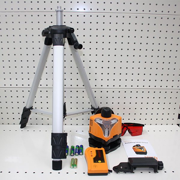 M50322 Kit manual levelling rotating laser kit tripod and receiver outdoors